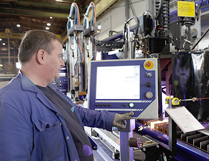 Mitarbeiter Produktionshalle Ein Mitarbeiter von BMA in Braunschweig in einer Produktionshalle.